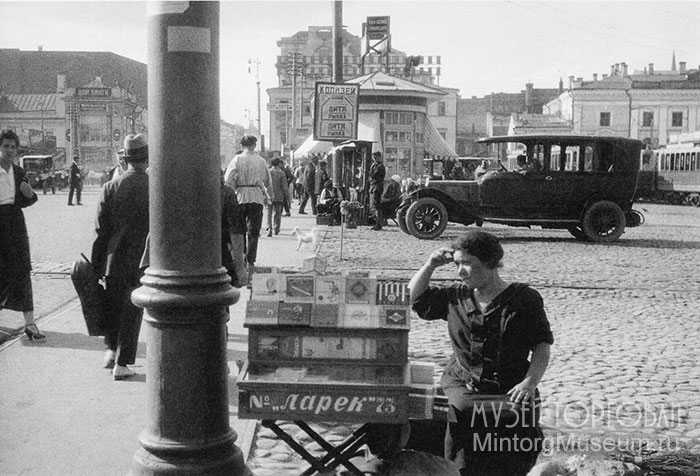 что такое папиросы фото. foto papirosnitsa strast pl rodchenko 26. что такое папиросы фото фото. что такое папиросы фото-foto papirosnitsa strast pl rodchenko 26. картинка что такое папиросы фото. картинка foto papirosnitsa strast pl rodchenko 26. Первые сведения о табаке появились в Европе в конце 15 века, когда Христофор Колумб, вернувшись из своего путешествия в Америку, привез семена и листья табака. Матросы, побывавшие в Америке и перенявшие от туземцев курение табака в глиняных трубках, завезли эту привычку в западные порты Европы, откуда табак начал быстро распространяться на Восток. Потребление табака, который ввозился из Америки, непрерывно ширилось и захватывало новые страны.